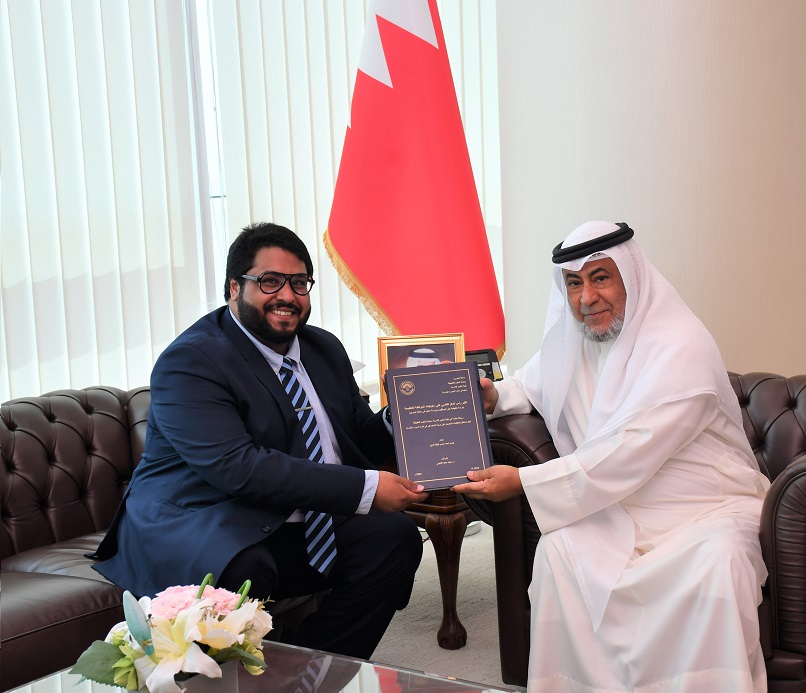 وزير شؤون مجلسي الشورى والنواب يستقبل الباحث جاسم فزيع